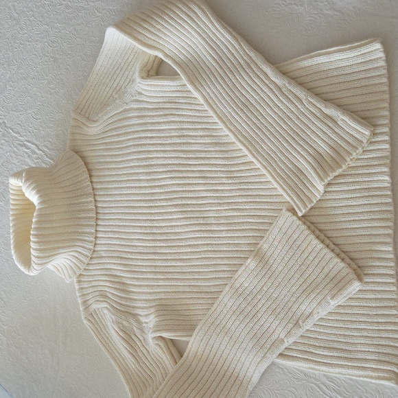 Old Navy off white & glittery material turtleneck sweater - Picture 10 of 11
